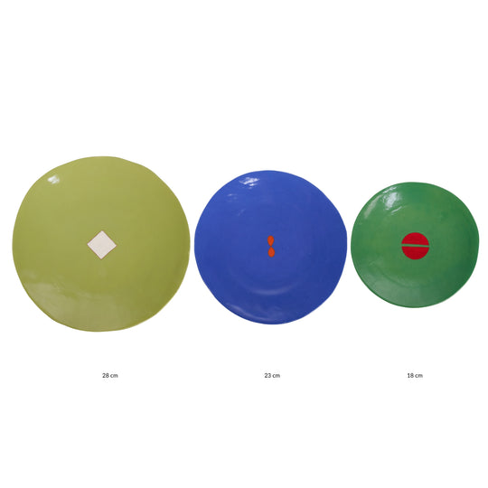 Coffret de 3 assiettes en céramique Color Me Bright par l'artiste sud-africaine Clementina Van Der Waltz. 
Détail des assiettes ( coloris et diamètre)
- Assiette de présentation : Anis - 28 cm 
- Grande Assiette : Outremer - 23 cm 
- Assiette à Dessert : Gazon - 18 cm