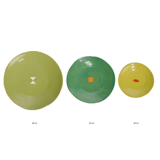 Coffret de 3 assiettes en céramique Color Me Bright par l'artiste sud-africaine Clementina Van Der Waltz. 
Détail des assiettes ( coloris et diamètre)
- Assiette de présentation : Anis - 28 cm 
- Grande Assiette : Gazon - 23 cm 
- Assiette à Dessert : Citron - 18 cm