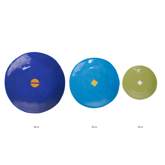Coffret de 3 assiettes en céramique Color Me Bright par l'artiste sud-africaine Clementina Van Der Waltz. 
Détail des assiettes ( coloris et diamètre)
- Assiette de présentation : Outremer - 28 cm 
- Grande Assiette : Cobalt - 23 cm 
- Assiette à Dessert : Anis - 18 cm