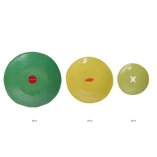 Coffret de 3 assiettes en céramique Color Me Bright par l'artiste sud-africaine Clementina Van Der Waltz. 
Détail des assiettes ( coloris et diamètre)
- Assiette de présentation : Gazon - 28 cm 
- Grande Assiette : Citron - 23 cm 
- Assiette à Dessert : Anis - 18 cm