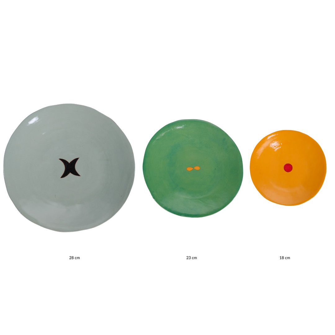 Coffret de 3 assiettes en céramique Color Me Bright par l'artiste sud-africaine Clementina Van Der Waltz. 
Détail des assiettes ( coloris et diamètre)
- Assiette de présentation : Etain - 28 cm 
- Grande Assiette : Gazon - 23 cm 
- Assiette à Dessert : Melon - 18 cm