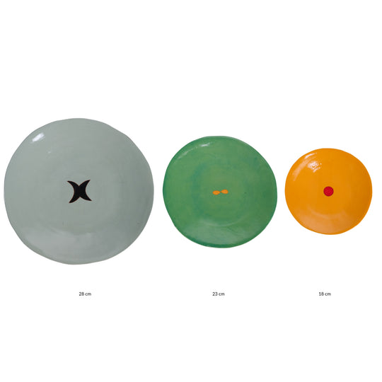Coffret de 3 assiettes en céramique Color Me Bright par l'artiste sud-africaine Clementina Van Der Waltz. 
Détail des assiettes ( coloris et diamètre)
- Assiette de présentation : Etain - 28 cm 
- Grande Assiette : Gazon - 23 cm 
- Assiette à Dessert : Melon - 18 cm