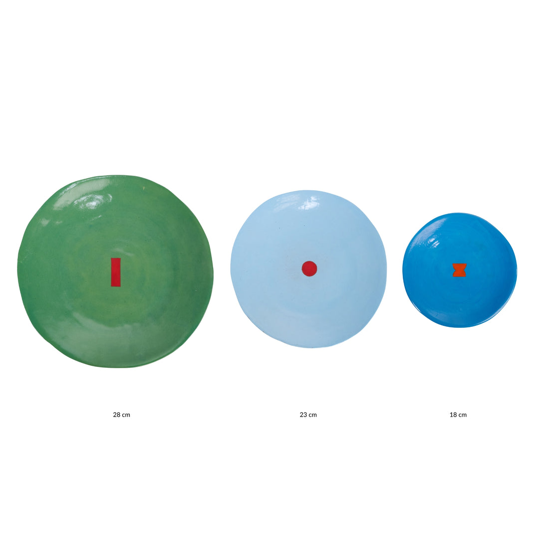 Coffret de 3 assiettes en céramique Color Me Bright par l'artiste sud-africaine Clementina Van Der Waltz. 
Détail des assiettes ( coloris et diamètre)
- Assiette de présentation : Gazon - 28 cm 
- Grande Assiette : Ciel - 23 cm 
- Assiette à Dessert : Bleu - 18 cm