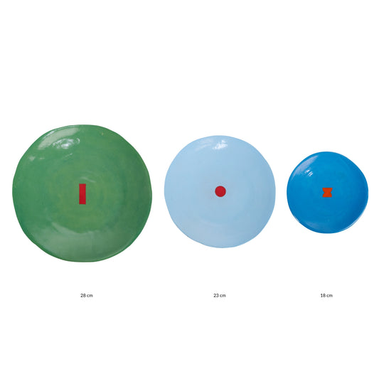 Coffret de 3 assiettes en céramique Color Me Bright par l'artiste sud-africaine Clementina Van Der Waltz. 
Détail des assiettes ( coloris et diamètre)
- Assiette de présentation : Gazon - 28 cm 
- Grande Assiette : Ciel - 23 cm 
- Assiette à Dessert : Bleu - 18 cm