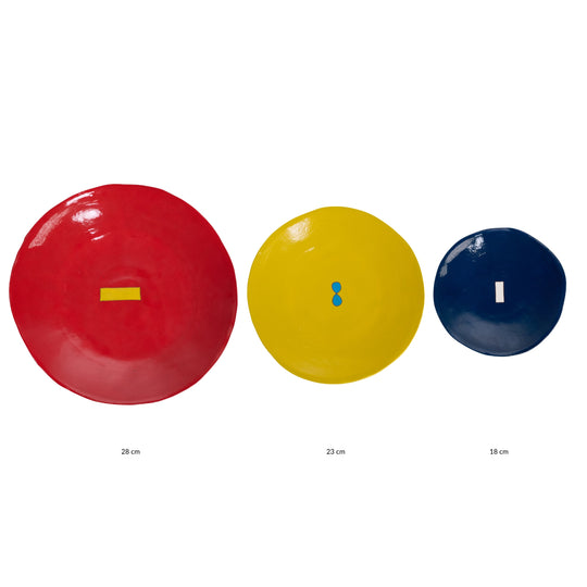 Coffret de 3 assiettes en céramique Color Me Bright par l'artiste sud-africaine Clementina Van Der Waltz. 
Détail des assiettes ( coloris et diamètre)
- Assiette de présentation : Tomate - 28 cm 
- Grande Assiette : Citron - 23 cm 
- Assiette à Dessert : Marine - 18 cm