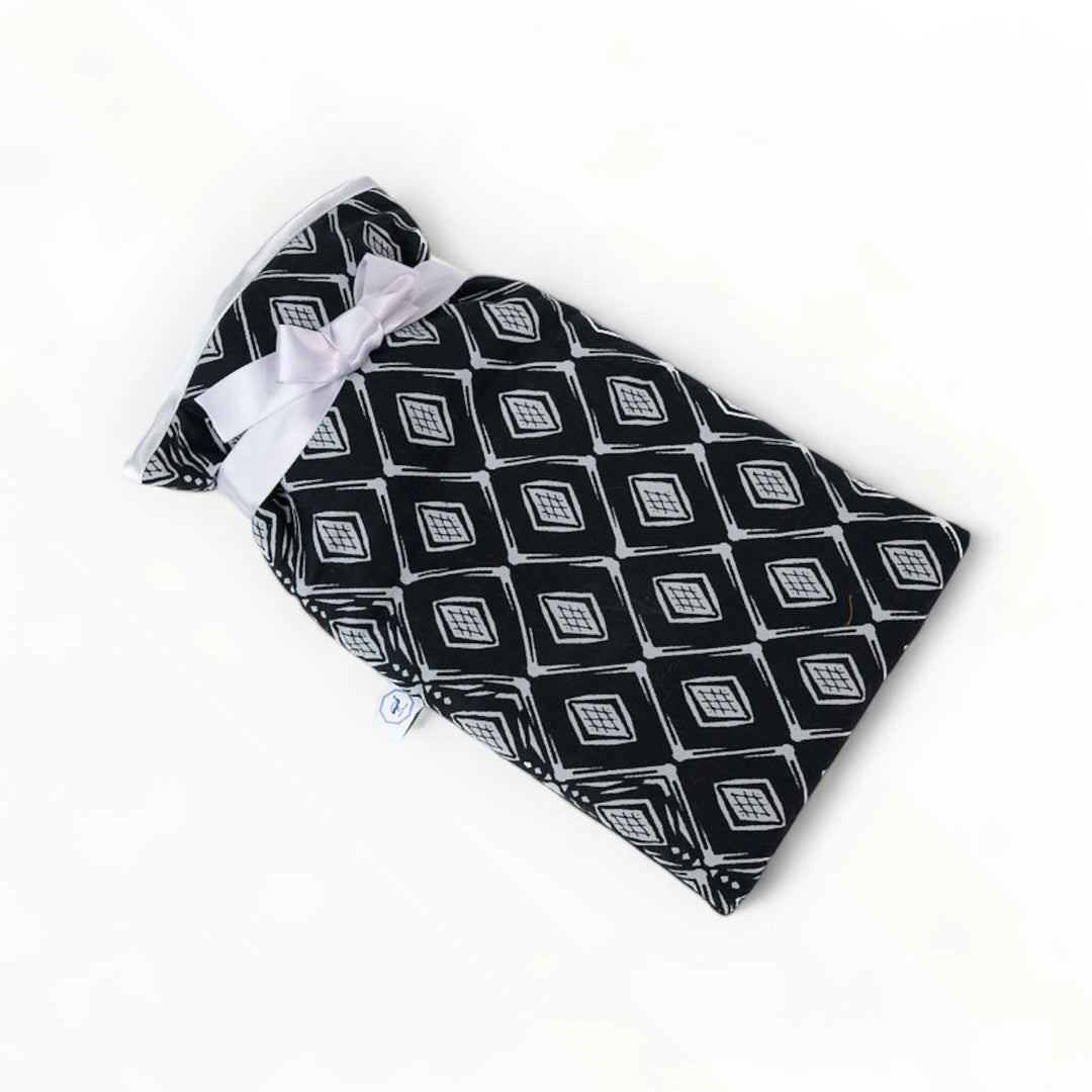 Bouillotte JAMAC avec housse molletonné coton - wax africain - Capacité 1,8 litres - Housse 36 x 21 cm. - Studio Matongé - Modèle Bogo noir et gris.