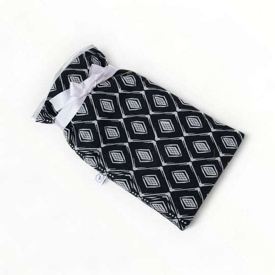 Bouillotte JAMAC avec housse molletonné coton - wax africain - Capacité 1,8 litres - Housse 36 x 21 cm. - Studio Matongé - Modèle Bogo noir et gris.