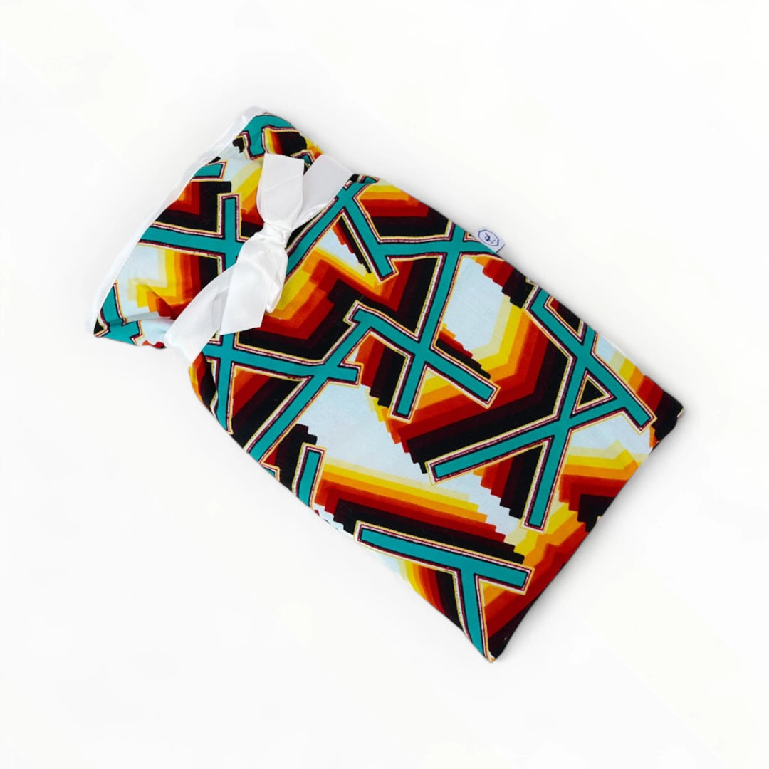 Bouillotte JAMAC avec housse molletonnée coton - wax africain - Capacité 1,8 litres - Housse 36 x 21 cm. - Studio Matongé - Modèle Flash - Multicolore : noir, vert, rouge, orange, jaune et blanc.