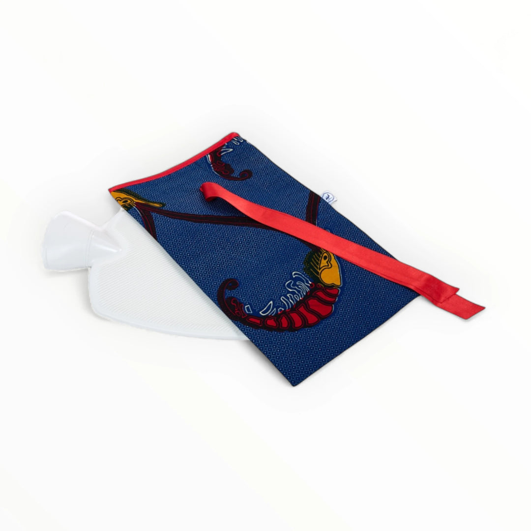 Bouillotte JAMAC avec housse molletonnée coton - wax africain - Bouillotte fabriquée en Allemagne. Capacité 1,8 litres - Housse 36 x 21 cm. - Studio Matongé - Modèle Gambas - bleu marine, rouge, jaune et blanc.