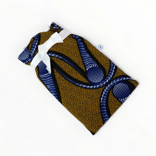 Bouillotte JAMAC avec housse molletonnée coton - wax africain - Capacité 1,8 litres - Housse 36 x 21 cm. - Studio Matongé - Modèle Mike ocre, bleu marine et blanc.