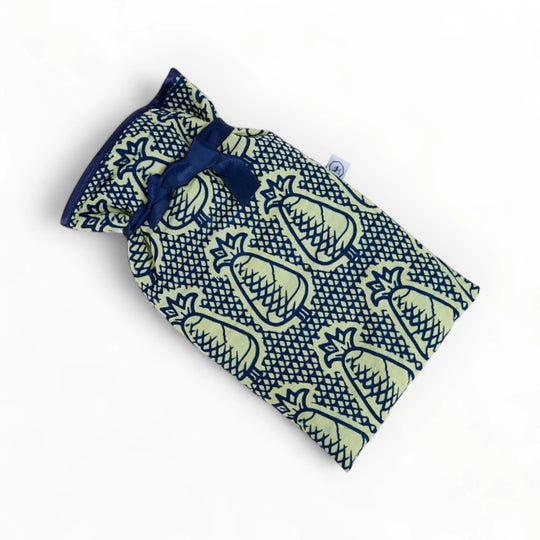 Bouillotte JAMAC avec housse molletonné coton - wax africain - Capacité 1,8 litres - Housse 36 x 21 cm. - Studio Matongé - Modèle Nananas bleu marine et jaune paille.