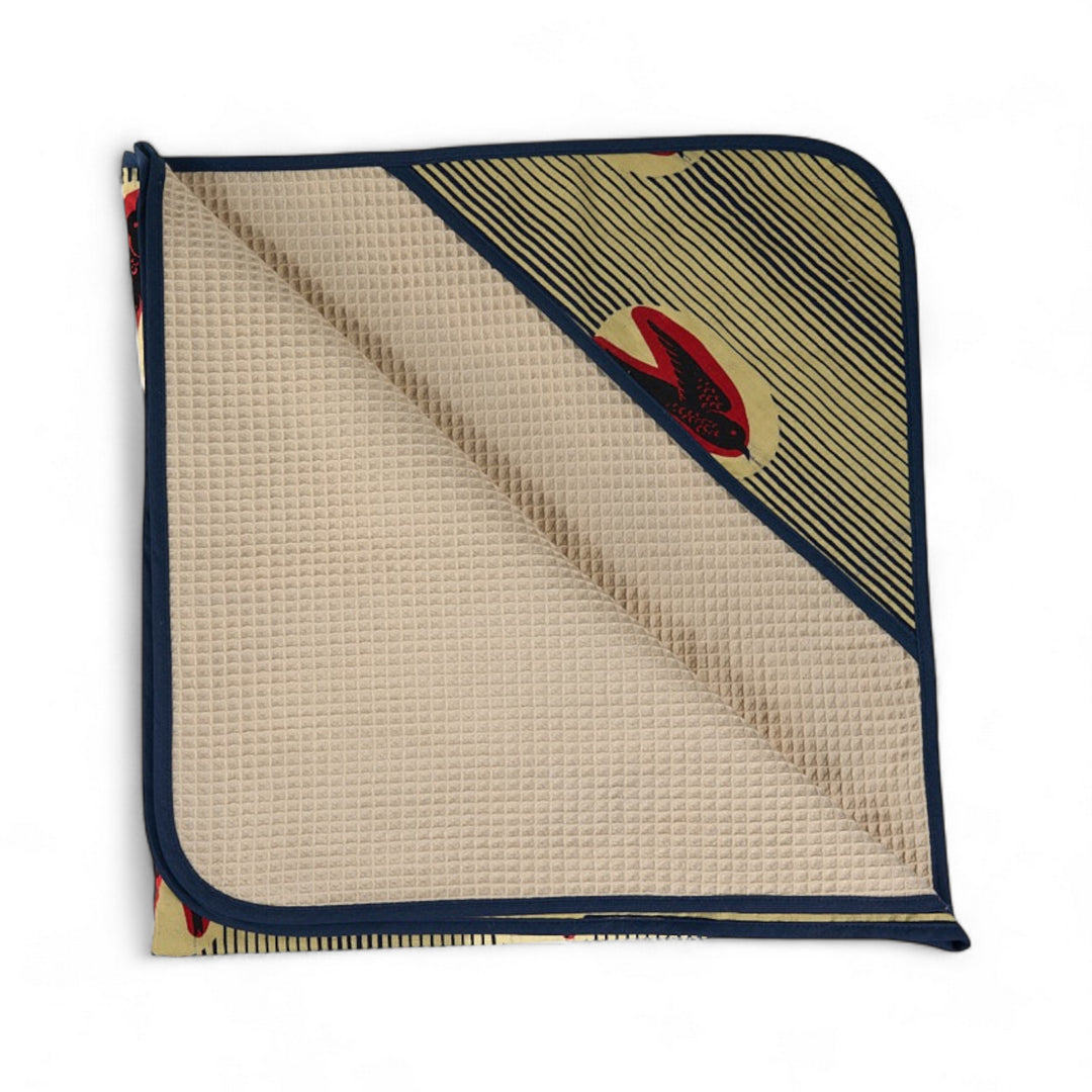 Cape de bain bébé MALAIKA en wax de coton doublé de piqué de coton gaufré nid d'abeille écru. 88 x 88 cm.