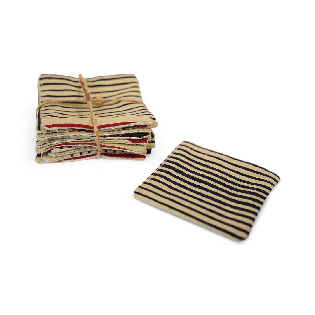 Lot de 10 carrés démaquillants SAFI-MTOTO. En wax coloré upcyclé et coton gaufré bio ultra doux, ils nettoient en douceur tout en respectant la planète.

Chaque carré (7 × 7 cm) est cousu à la main à partir des chutes de wax issues de nos modèles emblématiques. 
ici en version MTOTO bordeaux