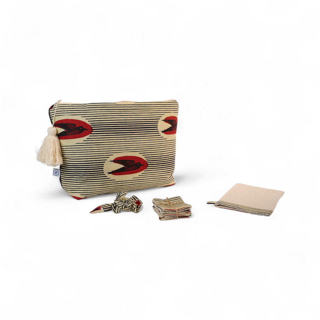 Gamme d'accessoire de toilette MTOTO composée de la trousse WANKA, du chouchou, du gant de toilette DEDE et des carrés démaquillants SAFI