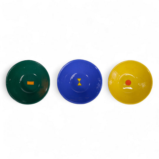 Set de 3 coupelles KIMA faites main en céramique de la collection color me bright par l'artiste sud africaine Clémentina Van der Walt. Ici en combinaison de couleurs vert sapin, bleu roi et jaune