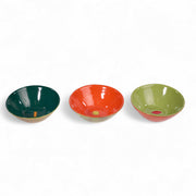 Set de 3 coupelles KIMA faites main en céramique de la collection color me bright par l'artiste sud africaine Clémentina Van der Walt. Ici en combinaison de couleurs vert sapin, vermillon et anis