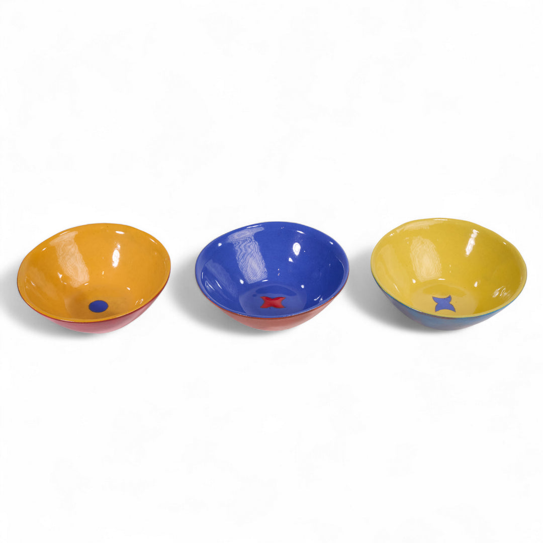 Set de 3 coupelles KIMA faites main en céramique de la collection color me bright par l'artiste sud africaine Clémentina Van der Walt. Ici en combinaison de couleurs jaune d'or, bleu roi et jaune paille