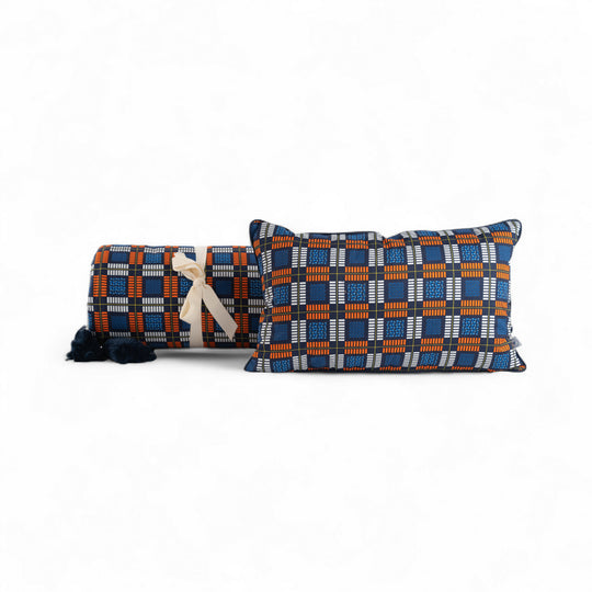 Housse de coussin et courtepointe KULALA en wax  de coton écossais. Ici en version bleue soulignée de touches oranges et blanches. 

La housse de coussin et la courtepointe KULALA peuvent être associées sur un lit ou un canapé un total look, en combinaison avec notre plaid TANGOOR ou un coussin uni de laine ou de bogolan. 