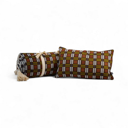 Housse de coussin et courtepointe KULALA en wax  de coton écossais. Ici en version moka soulignée de touches oranges et blanches. 

La housse de coussin et la courtepointe KULALA peuvent être associées sur un lit ou un canapé un total look, en combinaison avec notre plaid TANGOOR ou un coussin uni de laine ou de bogolan. 