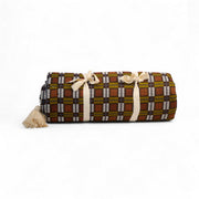 Couvre-pieds KULALA par Studio Matongé en wax de coton écossais moka, ocre,chocolat et blanc, relevé dun' pointe d'orangé. Notre couvre-pieds est doublé d'une douillette double gaze et rehaussé d'élégants pompons de coton écrus.
Dimensions 110 x 220 cm environ.  