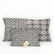 Set de 3 coussins ANASA tricotés artisanalement, en pure laine mérinos. Inserts fournis. Le kit est composé de 2 coussins de 45 x 45 cm et d'un coussin de 30 x 50 cm. Coloris naturels de la laine, écru et chocolat 