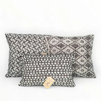 Set de 3 coussins ANASA tricotés artisanalement, en pure laine mérinos. Inserts fournis. Le kit est composé de 2 coussins de 45 x 45 cm et d'un coussin de 30 x 50 cm. Coloris naturels de la laine, écru et chocolat 