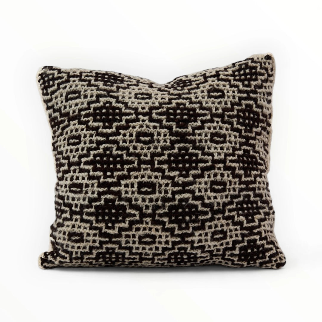 Set de 3 coussins ethniques - pur laine - chocolat et blanc - ANASA - Studio Matongé. Coussin n° 1, carré 40 x 40 cm. Coussin de garniture fourni. Dos en laine écrue unie. Fermeture porterfeuille à 3 boutons. 