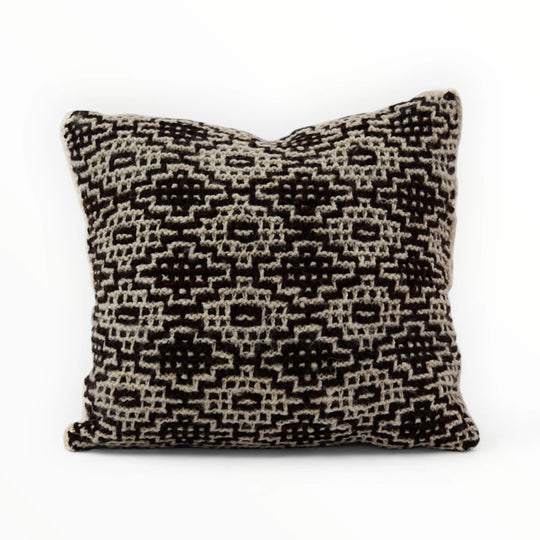 Set de 3 coussins ethniques - pur laine - chocolat et blanc - ANASA - Studio Matongé. Coussin n° 1, carré 40 x 40 cm. Coussin de garniture fourni. Dos en laine écrue unie. Fermeture porterfeuille à 3 boutons. 