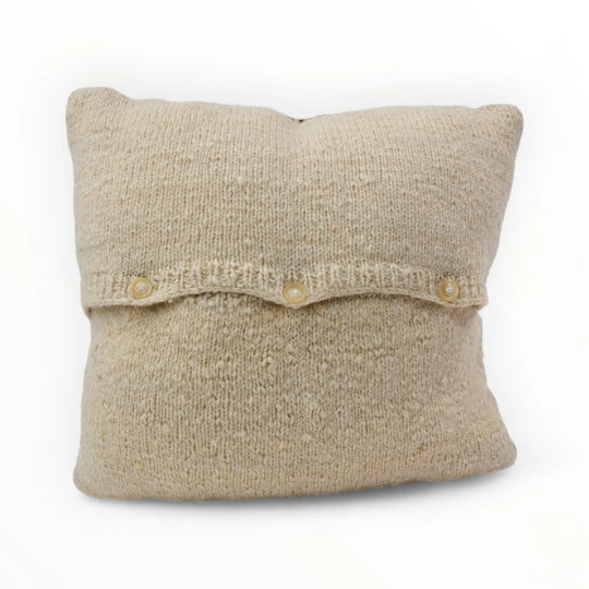 Set de 3 coussins ethniques - pur laine - chocolat et blanc - ANASA - Studio Matongé. Coussin n° 1, carré 40 x 40 cm. Coussin de garniture fourni. Dos en laine écrue unie. Fermeture porterfeuille à 3 boutons. 