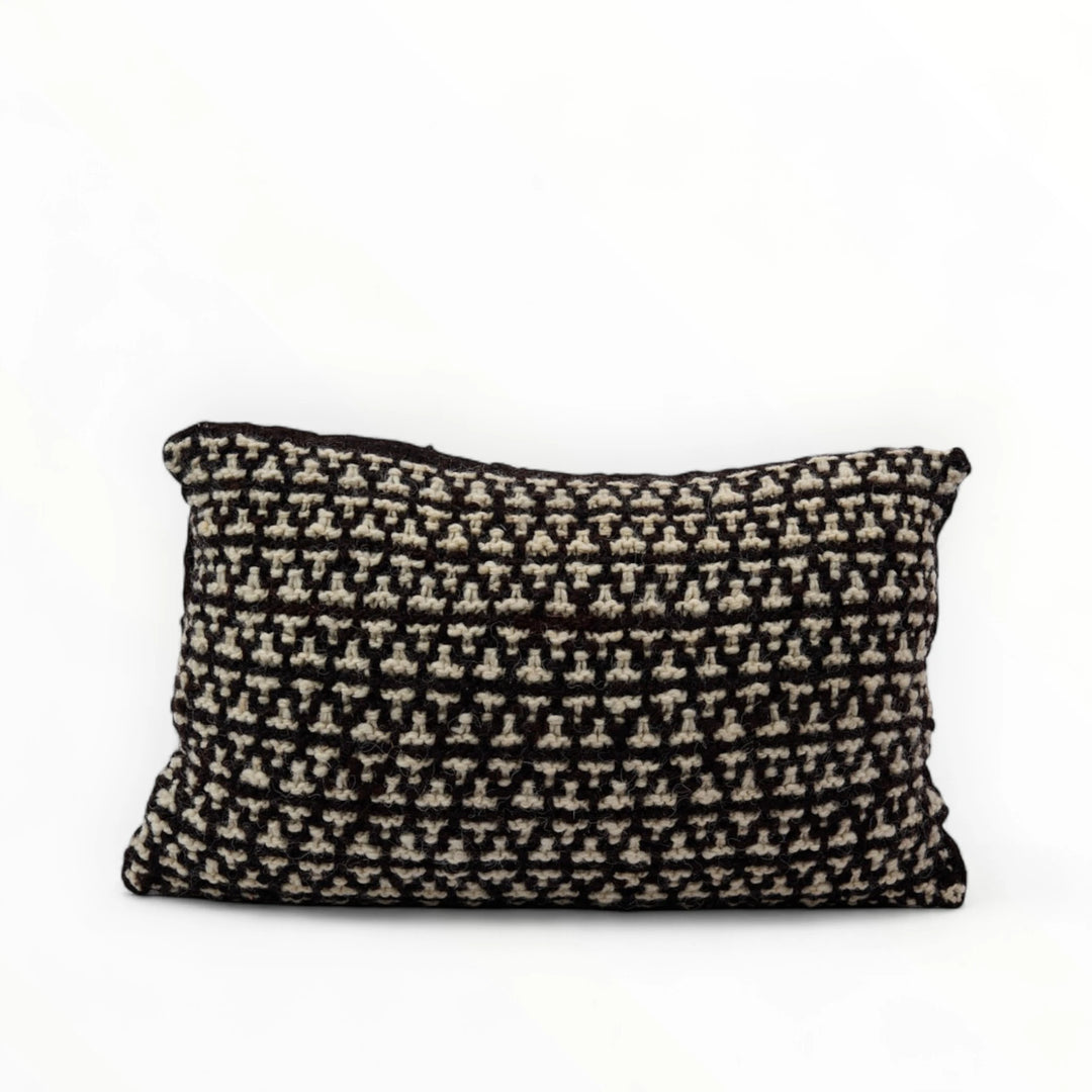 Set de 3 coussins ethniques - pur laine - chocolat et blanc - ANASA - Studio Matongé. Coussin n° 1, carré 40 x 40 cm. Coussin de garniture fourni. Dos en laine écrue unie. Fermeture porterfeuille à 3 boutons. 