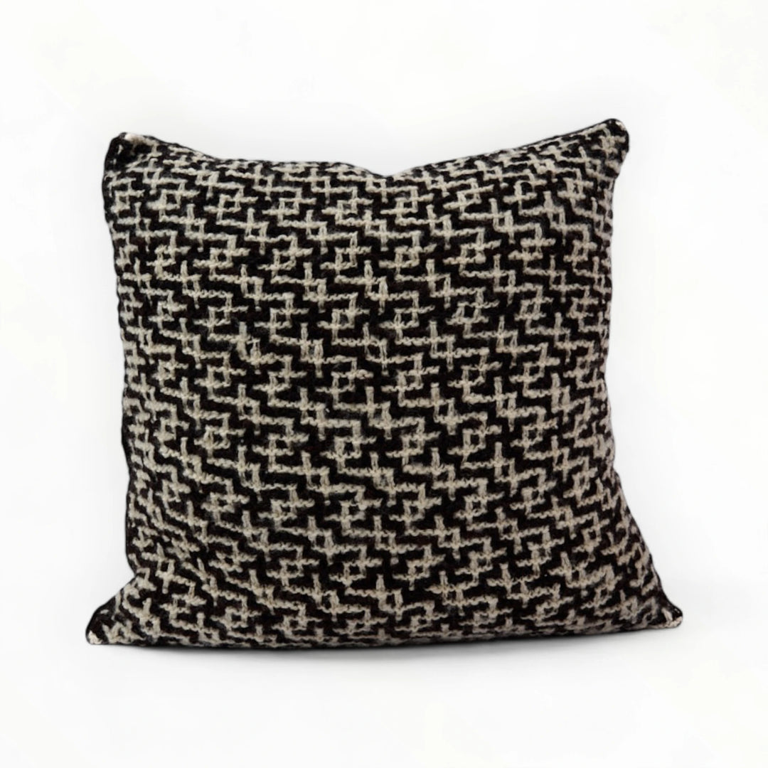 Set de 3 coussins ethniques - pur laine - chocolat et blanc - ANASA - Studio Matongé. Coussin n° 1, carré 40 x 40 cm. Coussin de garniture fourni. Dos en laine écrue unie. Fermeture porterfeuille à 3 boutons. 