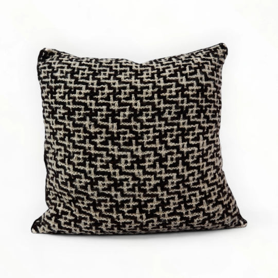 Set de 3 coussins ethniques - pur laine - chocolat et blanc - ANASA - Studio Matongé. Coussin n° 1, carré 40 x 40 cm. Coussin de garniture fourni. Dos en laine écrue unie. Fermeture porterfeuille à 3 boutons. 