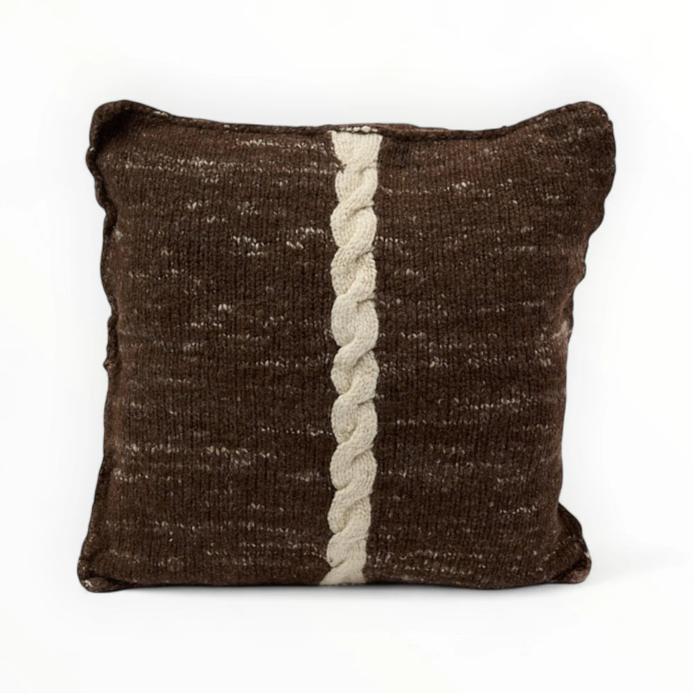 Set de 2 coussins éthniques faits main - Pure laine - chocolat et écru - USAHILI - Studio Matongé. 
Coussin n°1 chocolat chiné avec torsade écru. 
45 x 45 cm. 
Inserts de coussins fournis