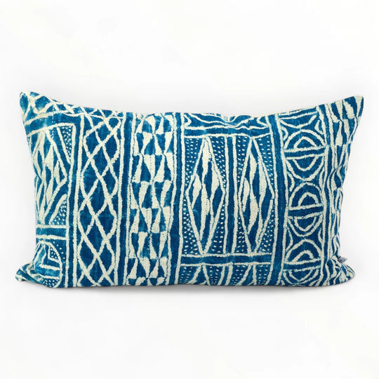 FO - Coussin rectangle zippée monoface en ndop vintage et lin texturé par Studio Matongé. Dimensions 45 x 70 cm. Insert de coussin fourni. 