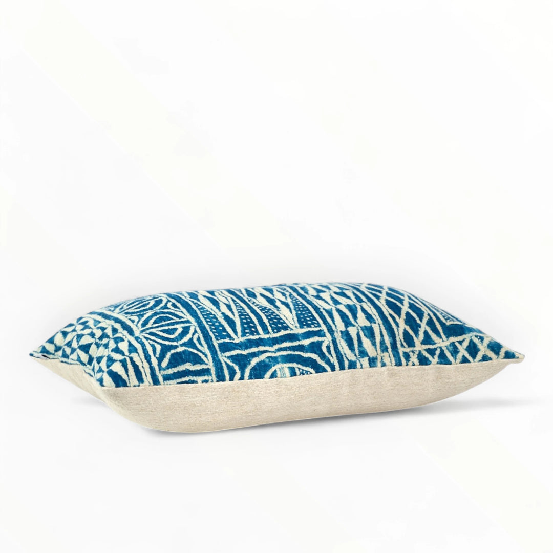 FO - Coussin rectangle zippée monoface en ndop vintage et lin texturé par Studio Matongé. Dimensions 45 x 70 cm. Insert de coussin fourni. 