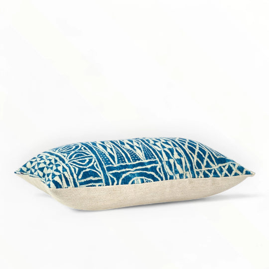 FO - Coussin rectangle zippée monoface en ndop vintage et lin texturé par Studio Matongé. Dimensions 45 x 70 cm. Insert de coussin fourni. 