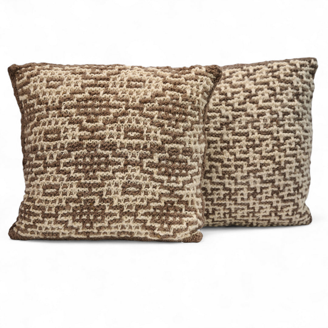 Set de 2 coussins en pure laine JOTO brun chiné et blanc - Studio Matongé
en arrière plan, plaid en bogolan ce coton bio SUN et coussin beige en laine rond à pompons BONBONSI. Faits main.