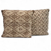 Set de 2 coussins en pure laine JOTO brun chiné et blanc - Studio Matongé
en arrière plan, plaid en bogolan ce coton bio SUN et coussin beige en laine rond à pompons BONBONSI. Faits main.