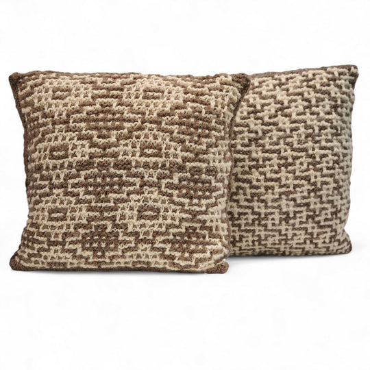 Set de 2 coussins en pure laine JOTO brun chiné et blanc - Studio Matongé
en arrière plan, plaid en bogolan ce coton bio SUN et coussin beige en laine rond à pompons BONBONSI. Faits main.