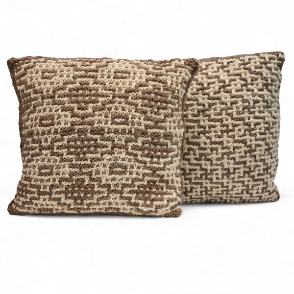 Set de 2 coussins en pure laine JOTO brun chiné et blanc - Studio Matongé
en arrière plan, plaid en bogolan ce coton bio SUN et coussin beige en laine rond à pompons BONBONSI. Faits main.