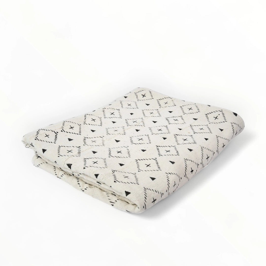 Jeté de lit fait main en bogolan de coton blanc - SUN - Studio Matongé. Coton bio, teintures naturelles. 160x220 cm environ