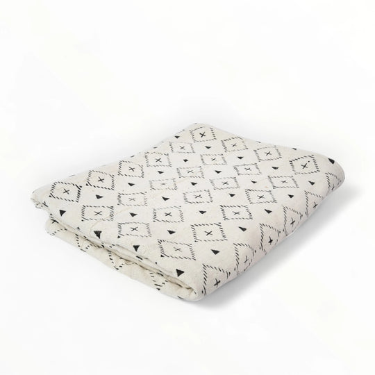 Jeté de lit fait main en bogolan de coton blanc - SUN - Studio Matongé. Coton bio, teintures naturelles. 160x220 cm environ