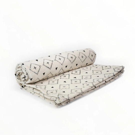 Jeté de lit fait main en bogolan de coton blanc - SUN - Studio Matongé. Coton bio, teintures naturelles. 160x220 cm environ