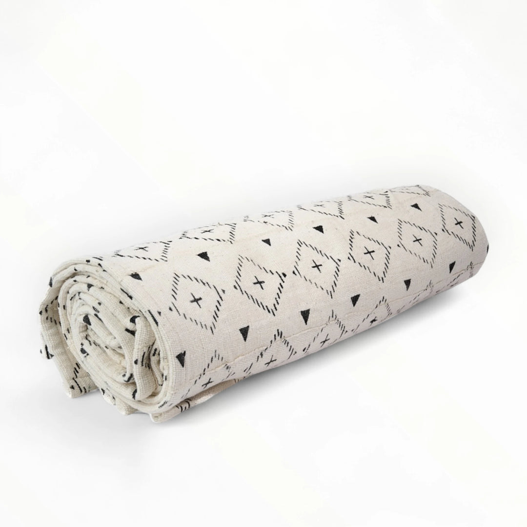 Jeté de lit fait main en bogolan de coton blanc - SUN - Studio Matongé. Coton bio, teintures naturelles. 160x220 cm environ