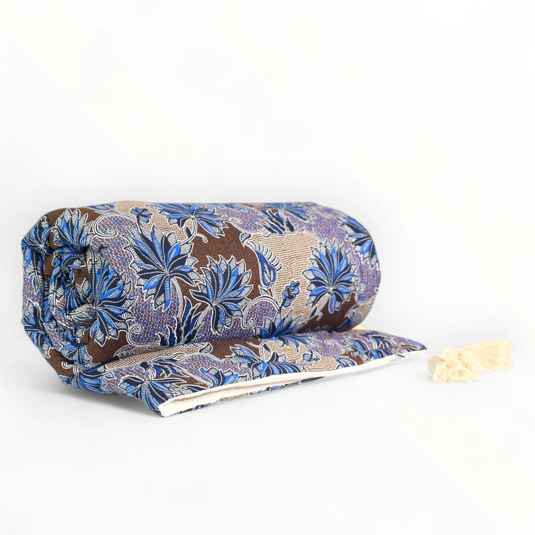 Couvre-pieds Couvre-pieds ALA-NDOTO par Studio Matongé en wax de coton écossais bleu, écru et chocolat. Notre couvre-pieds est doublé d'une douillette double gaze et rehaussé d'élégants pompons de coton écrus.