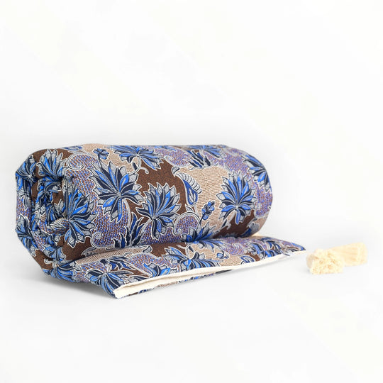 Couvre-pieds Couvre-pieds ALA-NDOTO par Studio Matongé en wax de coton écossais bleu, écru et chocolat. Notre couvre-pieds est doublé d'une douillette double gaze et rehaussé d'élégants pompons de coton écrus.