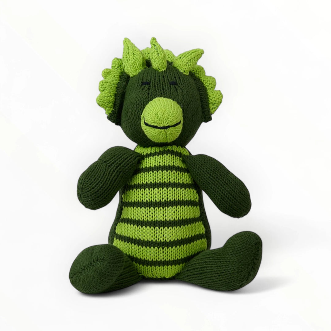 Doudou triceratops CHARLIE en coton bio certifié GOTS. Ici en kaki taille M, le tricératops CHARLIE existe aussi en bleu cobalt et rose fuschia. CHARLIE le tricératops est disponible en 2 tailles : S et M.#couleur_kaki