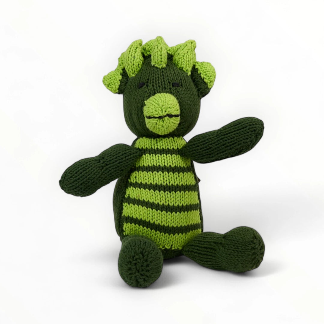 Doudou triceratops CHARLIE en coton bio certifié GOTS. Ici en kaki taille S, le tricératops CHARLIE existe aussi en bleu cobalt et rose fuschia. CHARLIE le tricératops est disponible en 2 tailles : S et M.#couleur_kaki