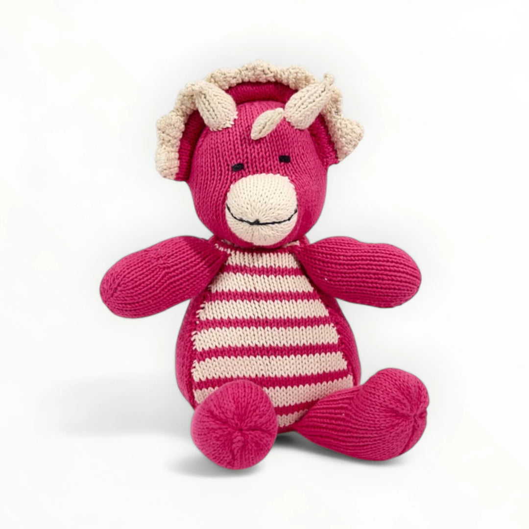 Doudou triceratops CHARLIE en coton bio certifié GOTS. Ici en rose fuschia taille S, le tricératops CHARLIE existe aussi en bleu cobalt et kaki. CHARLIE le tricératops est disponible en 2 tailles : S et M.#couleur_rose