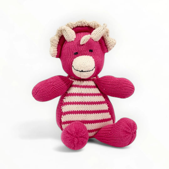 Doudou triceratops CHARLIE en coton bio certifié GOTS. Ici en rose fuschia taille S, le tricératops CHARLIE existe aussi en bleu cobalt et kaki. CHARLIE le tricératops est disponible en 2 tailles : S et M.#couleur_rose